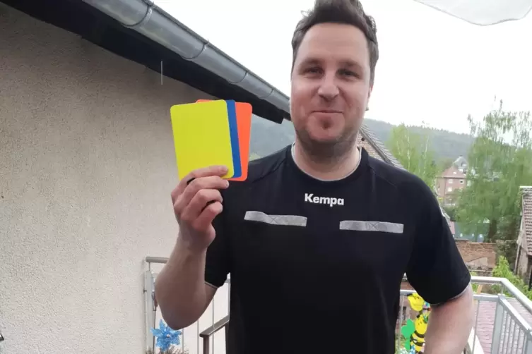 Philipp Peiser, hofft, dass er kommende Runde wieder regelmäßig die gelbe, rote und blaue Karte einpacken und Spiele in der Hand