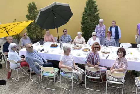 Gute Nachbarschaft: Gemeinsames Kaffeetrinken im Ruchheimer Friedlandweg.