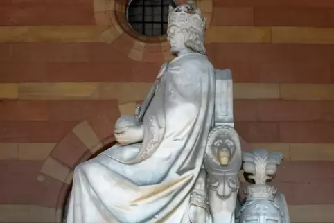 Ludwig Schwanthalers Monument zu Rudolf von Habsburg in der Vorhalle des Doms.