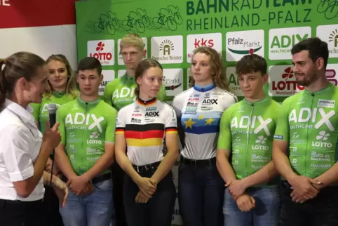Olympiasiegerin Miriam Welte (links) stellte gestern das Bahnradteam Rheinland-Pfalz vor, in dem sie Sportliche Leiterin ist (vo
