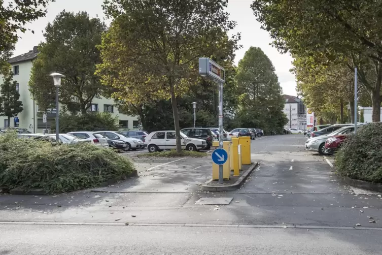 Erst nach drei Abstimmungen war am Montag im Stadtrat eine Lösung für die Zukunft des Parkplatzes in der Meuthstraße gefunden.