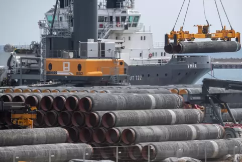 Rohre für die Gaspipeline Nord Stream 2 werden auf dem Gelände des Ostseehafens Mukran auf ein Schiff verladen. 