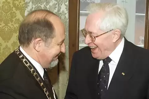 Dezember 2002: Der damalige Oberbürgermeister Werner Schineller ernennt Bernhard Vogel (rechts) zum Ehrenbürger der Stadt Speyer
