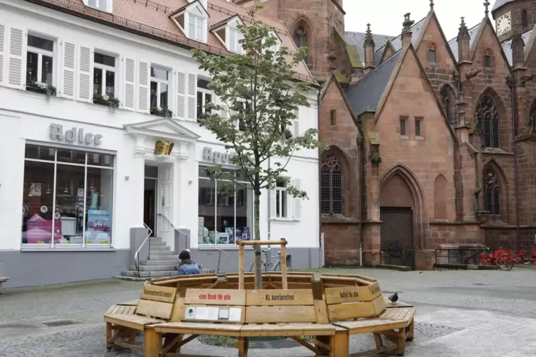 Die derzeitige Rundbank vor der Adler-Apotheke ist nur ein Provisorium, aufgestellt von der Bürgerinitiative „Stadt für alle“. 