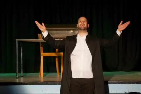 Schauspieler Steffen Schlösser spielt eine leicht gekürzte Fassung von Goethes „Faust I“, bei der er kurzerhand alle Rollen selb