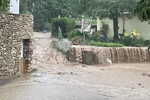 Die Wassermassen drückten von den Feldern auf die Straßen und führten jede Menge Schlamm mit sich. 