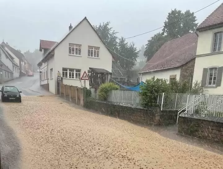 Die Hauptstraße in Stetten wurde unterspült.