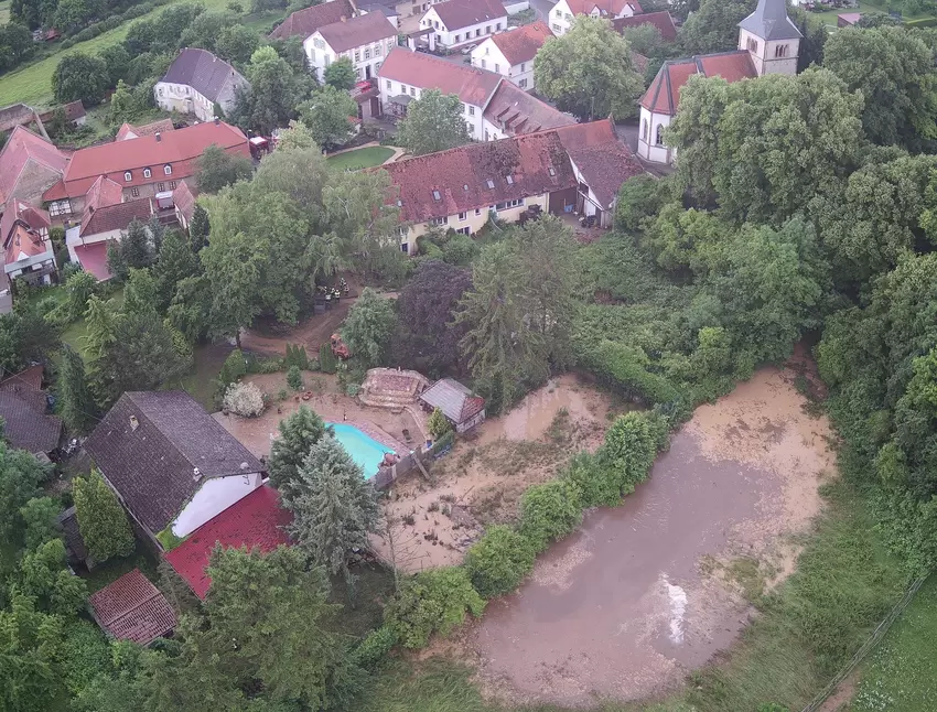 Eine Drohenaufnahme der Feuerwehr Winnweiler zeigt die Überschwemmungen in Nachbarschaft zum Anwesen Boudier-Koeller.