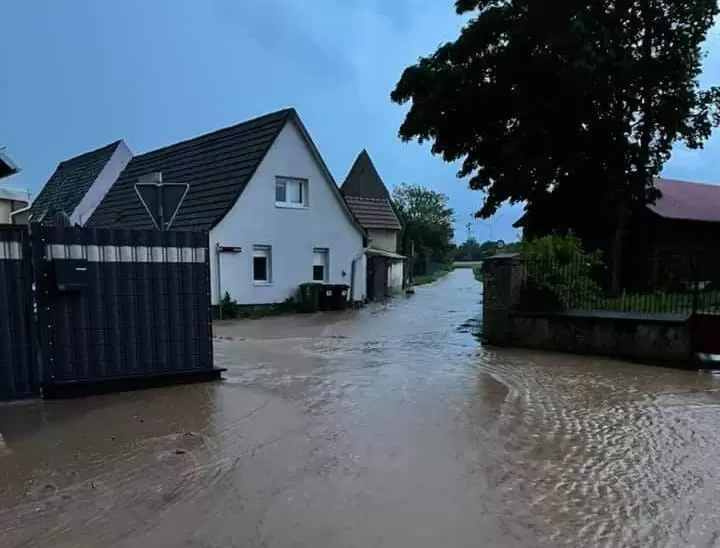 Von allen Seiten drückte der Regen in das untere Dorf bis in die Wassergasse.