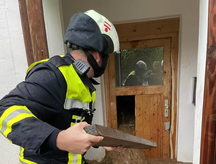 Die Feuerwehr sorgte mit massivem Einsatz dafür, dass die Wassermassen abfließen konnten.