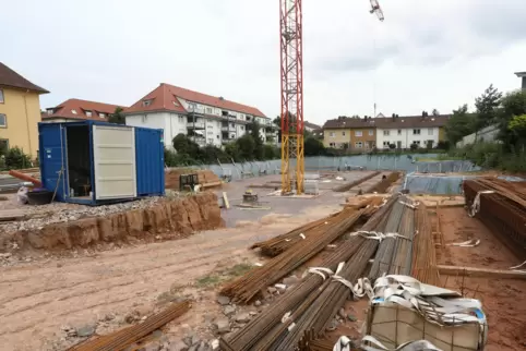 Die Baugrube für die Tiefgarage ist bereits zum Teil ausgehoben. 