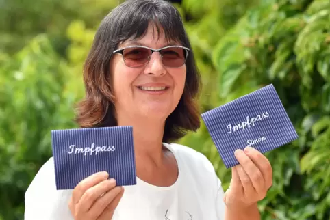 Elke Weisbrodt mit den Impfpass-Schutzhüllen. 