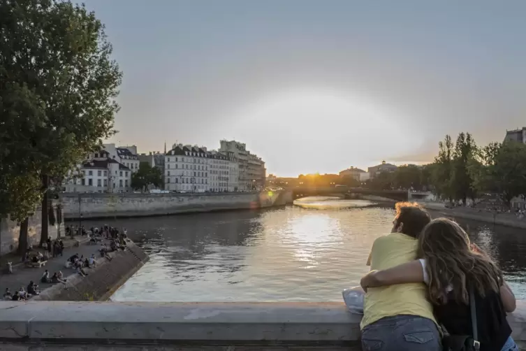 Sehnsuchtsort Paris, hier ein Blick auf die Seine bei Sonnenuntergang.