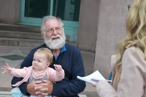 Spontaninterview mit Manfred Sorg (hier mit Enkeltochter Melina). 