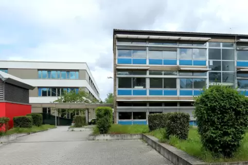 Mit gut 20 Millionene Euro die teuerste Schulbaustelle im Kreis: rechts der Altbau der IGS Kandel, links der neue Gebäudeteil.