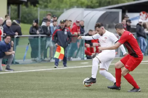 Steuerte zwei Treffer zum 4:0-Sieg der FCK- Portugiesen bei: Janik Santos Abreu, hier setzt er sich gegen Jochen Gress vom SV Gu
