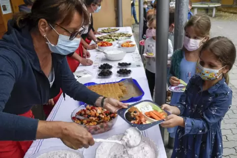 Lecker: das Büfett der Landfrauen im Pausenhof der Grundschule Studernheim. 