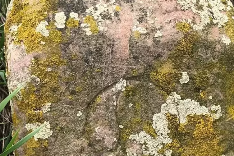 Der Stein, der auf das versunkenen Dorf G&ouml;ssesheim hinweist. 