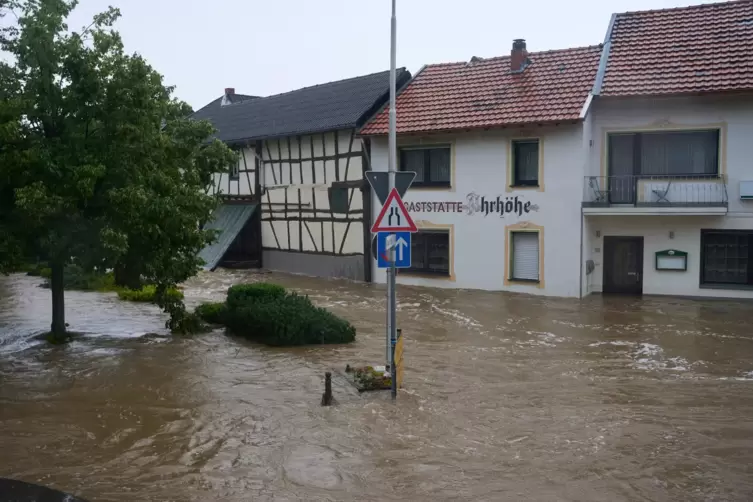 Die Straßen in Esch (Kreis Ahrweiler) haben sich in reißende Ströme verwandelt. 