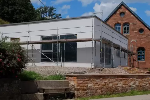Der Außenbereich wird noch verschönert, und die Terrasse wird noch angelegt, alles weitgehend in Eigenleistung.