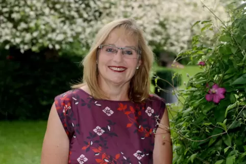 Monika Kasserra in ihrem Garten in Alsenbrück. 