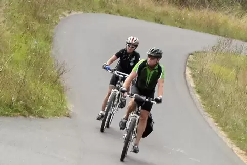 Radfahrer auf einem Wirtschaftsweg. 