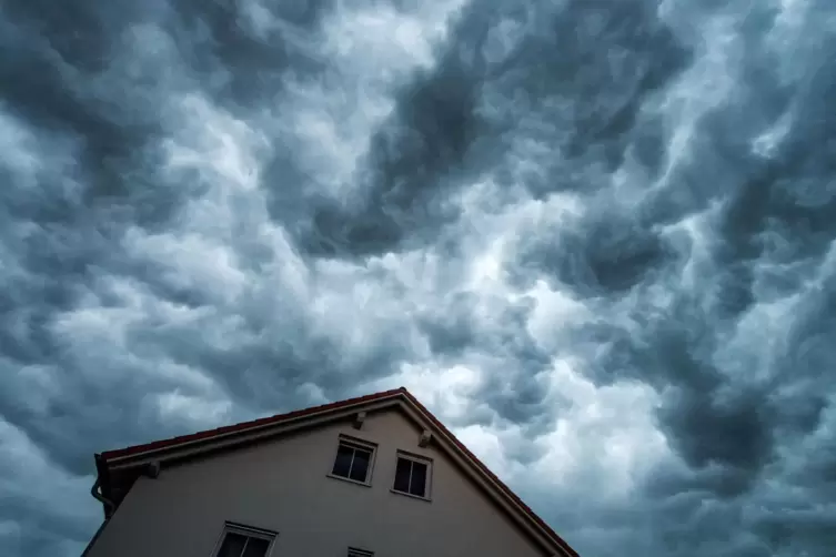 Dunkle Wolken ballen sich zusammen: Der Klimawandel bedeutet mehr Wärme, also auch mehr Energie in der Atmosphäre. 