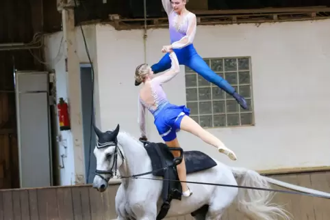 Das Pas de deux der VRG Südwestpfalz mit Selina Schmidt (oben) und Tatjana Hofer stellte sich auf Fario (Longe: Eva Bartaguiz) b