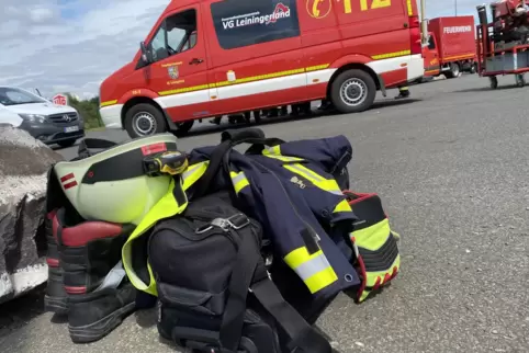 Schnell die Tasche gepackt: Der Einsatz der Wehrleute war fix organisiert. 