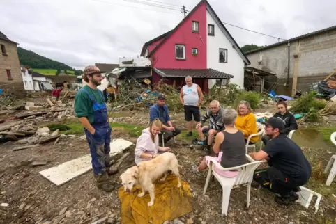 Überlebt: Anwohner sitzen zusammen in Schuld im Kreis Ahrweiler am Tag nach dem Unwetter.