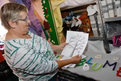Für die Kindertagesstätte Pusteblume fertigt Gabriele Schmidt unter anderem drei große Bäume an. 