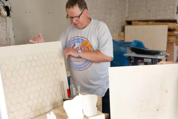 Guido Schmidt zeigt die Vorlagen, die bereits auf Holz gezeichnet wurden.