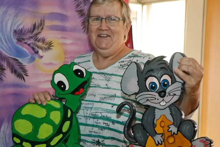 Gabriele Schmidt zeigt einige ihrer s&uuml;&szlig;en Tierfiguren.