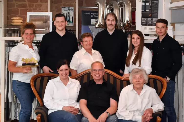 Gruppenbild mit Familie und Mitarbeitern: (vorne von links) Claudia, Christian und Irma Sturm sowie hinten von links Martina Fre