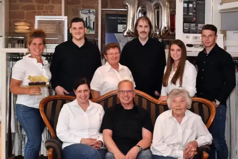 Gruppenbild mit Familie und Mitarbeitern: (vorne von links) Claudia, Christian und Irma Sturm sowie hinten von links Martina Fre
