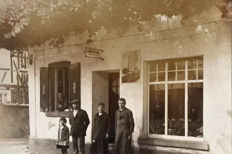 Zeitreise: Meister Johann Sturm mit Geselle und Lehrjunge. Aus dem Fenster schaut Frau Katharina, vorne steht Tochter Anneliese.