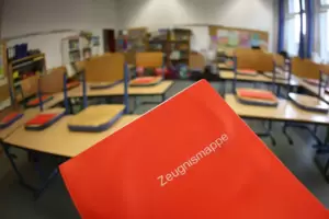 In diesem Jahr können sich die Schüler unkompliziert dazu entschließen, eine Klassenstufe freiwillig zu wiederholen. In diesem Jahr können sich die Schüler unkompliziert dazu entschließen, eine Klassenstufe freiwillig zu wiederholen.