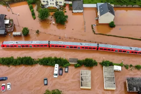 Die Gemeinde Kordel sei zu zwei Dritteln überflutet, berichtet Norbert Braun, der Brand- und Katastrophenschutzinspekteur des Kr