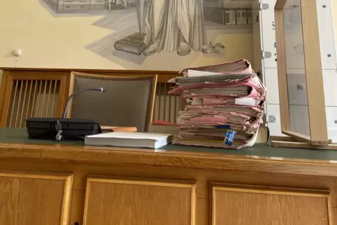 Gewohnt hat die Angeklagte mit ihrer Familie zeitweise in Zweibrücken, in Frankreich und in der Verbandsgemeinde Dahner Felsenla
