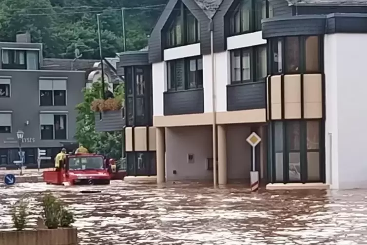 Mit dem Unimog durch bis zu 1,50 Meter tiefes Wasser: Im überfluteten Kordel bei Trier haben Pfälzer Rettungskräfte Menschen aus