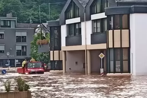 Mit dem Unimog durch bis zu 1,50 Meter tiefes Wasser: Im überfluteten Kordel bei Trier haben Pfälzer Rettungskräfte Menschen aus