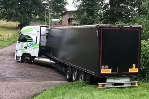Nichts geht mehr: Ein Kran musste den Sattelzug aus der misslichen Lage befreien. 
