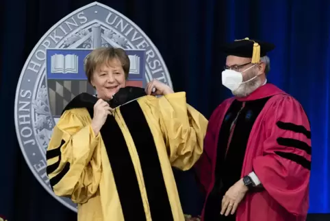 Ronald Daniels, Präsident der Johns-Hopkins-Universität, verleiht Angela Merkel die Ehrendoktorwürde.
