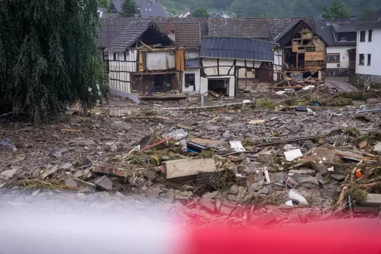 Trümmer liegen in der Gemeinde Schuld am Tag nach der Hochwasserkatastrophe.