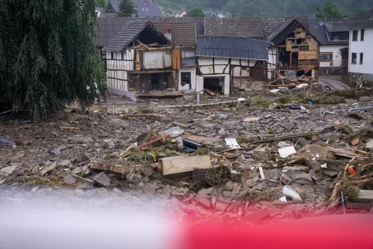 Trümmer liegen in der Gemeinde Schuld im Kreis Ahrweiler.