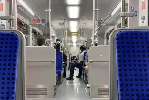 Blick in einen Wagen der Münchner S-Bahn. 