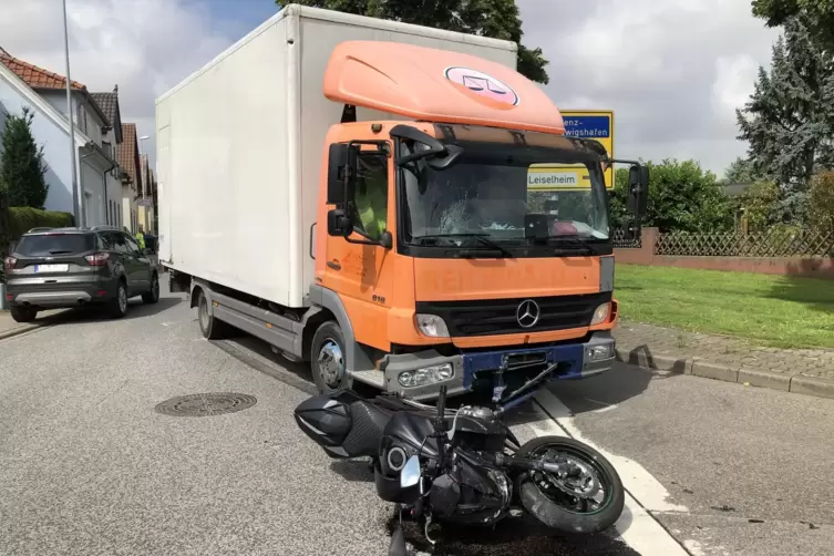 Der Lkw-Fahrer wollte nach links über die Gegenspur abbiegen und übersah dabei das Motorrad. 