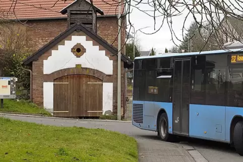 Beim Abbiegen geriet der Bus zu weit in die Fahrbahnmitte und stieß mit einem entgegen kommenden Auto zusammen.