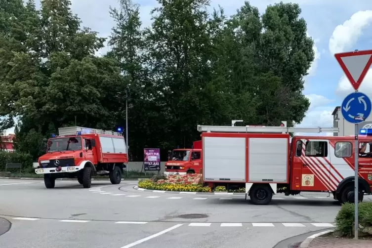 Da waren alle noch motiviert: Der Konvoi der Feuerwehren setzt sich in Ramstein in Bewegung Richtung Eifel. Noch weiß niemand, d