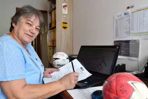 Handbälle an jeder Seite: Christl Laubersheimer in ihrem Büro. 